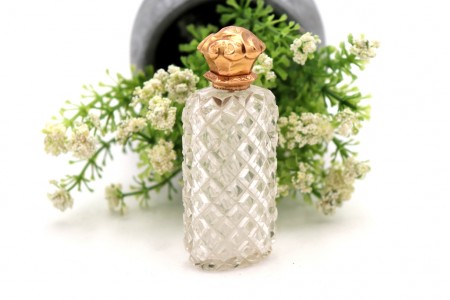 Frasco de perfume em vidro lapidado e tampa em ouro com relevos